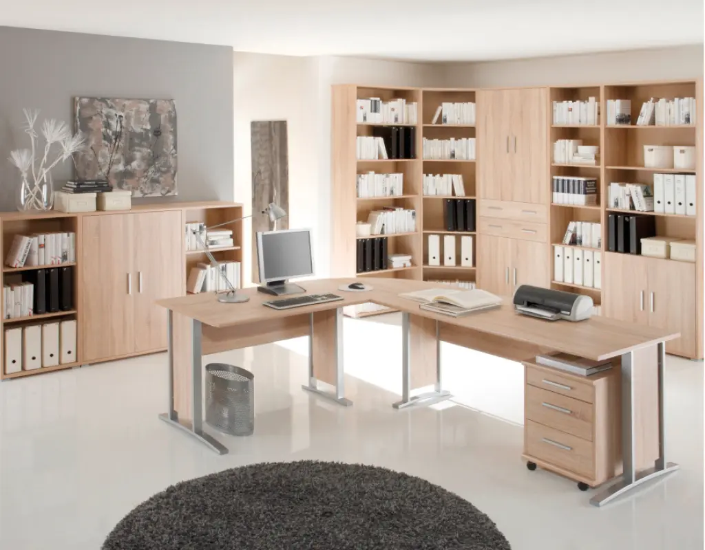 Helles Büro mit grossem Eckschreibtisch in Holzoptik, Rollcontainer und umfangreicher Regalwand. Moderne Homeoffice Einrichtung mit Computer, Drucker und viel Stauraum für Ordner und Bücher.